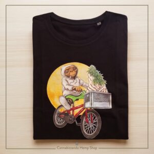 Se cerchi delle t-shirt originali da uomo capaci di distinguersi con carattere e ironia fuori dai soliti circuiti commerciali di massa, questo modello è il perfetto punto d'incontro tra la nostalgia cinematografica e l'anima del nostro hemp shop.