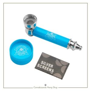 Kit Champ High. La pipa è pratica e facilmente trasportabile con una lunghezza di 9,5 cm, mentre il grinder è composto da 2 parti con denti a forma di diamante (diametro di 30 mm). Questo piccolo grinder è dotato di una guarnizione magnetica che tiene unite le due sezioni e di 23 denti diamantati.