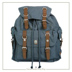 Zaino in canapa e cotone bio PURE BAGS Zaino capiente in canapa e cotone biologico con spallacci regolabili e numerosi scomparti: scomparto principale con tasca interna con zip e chiusura a coulisse, più tre spaziose tasche esterne (tutte con bottoni magnetici sotto fibbie in pelle). Base con strisce in pelle e piedini in metallo.