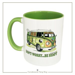 azza hippie be hempy. Questa originale tazza in ceramica bianca con manico ed interno di colore verde pistacchio, con una finitura liscia e lucida, è il compagno ideale per le tue pause quotidiane. L’immagine è stata realizzata da un designer locale e stampata digitalmente su ceramica di alta qualità, garantendo lunga durata e sicurezza alimentare. Grazie alla sua eccellente capacità di trattenere il calore, è perfetta per sorseggiare un tè caldo o un caffè aromatico, e si adatta perfettamente all'uso in lavastoviglie e microonde.