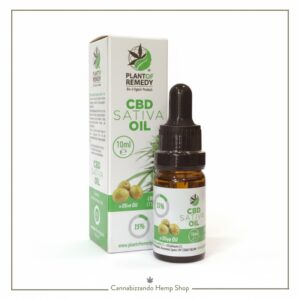 L’olio di oliva extravergine, ricco di acidi grassi essenziali, funge da vettore perfetto per il CBD, garantendo un assorbimento ottimale e una tollerabilità massima anche per le pelli più esigenti.