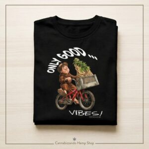 Una T-Shirt in cotone organico certificato che nasce per ridefinire il concetto di stile naturale attraverso una grafica ricca di sfumature, nata direttamente dalla nostra matita nel cuore di Assisi. L'illustrazione originale, protetta da copyright, mostra il nostro simpatico fraticello-avatar (l'alter ego di Giuliano!) che pedala spensierato trasportando un ricco carico di piante di canapa, simbolo indiscusso di benessere e di armonia con la terra.