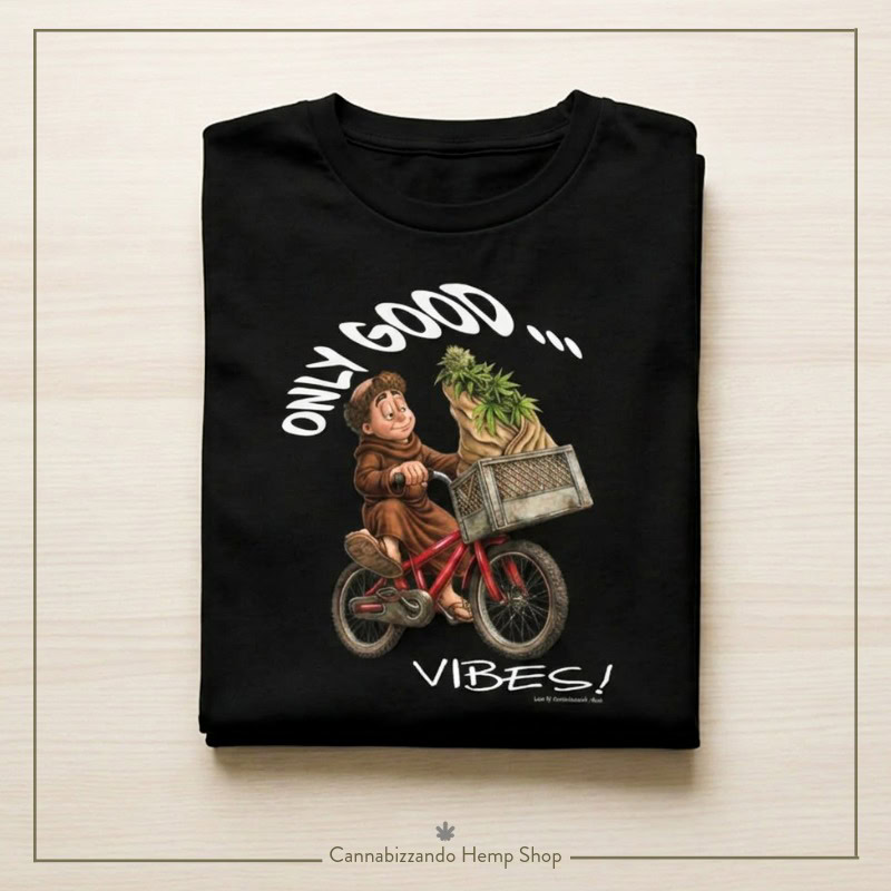 Una T-Shirt in cotone organico certificato che nasce per ridefinire il concetto di stile naturale attraverso una grafica ricca di sfumature, nata direttamente dalla nostra matita nel cuore di Assisi. L'illustrazione originale, protetta da copyright, mostra il nostro simpatico fraticello-avatar (l'alter ego di Giuliano!) che pedala spensierato trasportando un ricco carico di piante di canapa, simbolo indiscusso di benessere e di armonia con la terra.