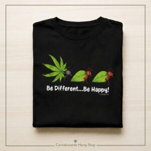 Questa t-shirt rappresenta l'evoluzione grafica di uno dei design più amati del nostro store, nato direttamente dalla nostra matita. L'illustrazione mette in scena una divertentissima e metaforica sfilata di formiche: da un lato ci sono le formiche tradizionali, rosse e dall'espressione decisamente arrabbiata e affaticata, che trasportano le classiche foglie verdi della foresta; dall'altro c'è la nostra formichina nera, l'unica che ha deciso di uscire dal coro. Sorridente, leggera e piena di energia positiva, cammina fiera portando con sé una bellissima foglia di canapa.