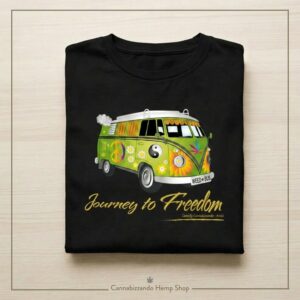 La t-shirt unisex "Journey to Freedom" della linea GIMO è un'esclusiva assoluta firmata Cannabizzando. Realizzata in 100% cotone organico certificato, unisce la morbidezza premium di un filato biologico a un design vintage ricco di carattere ed eleganza retrò. La scelta ideale per chi cerca magliette ecologiche originali capaci di lanciare un messaggio forte con stile e leggerezza.