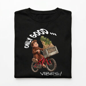 Una T-Shirt in cotone organico certificato che nasce per ridefinire il concetto di stile naturale attraverso una grafica ricca di sfumature, nata direttamente dalla nostra matita nel cuore di Assisi. L'illustrazione originale, protetta da copyright, mostra il nostro simpatico fraticello-avatar (l'alter ego di Giuliano!) che pedala spensierato trasportando un ricco carico di piante di canapa, simbolo indiscusso di benessere e di armonia con la terra.