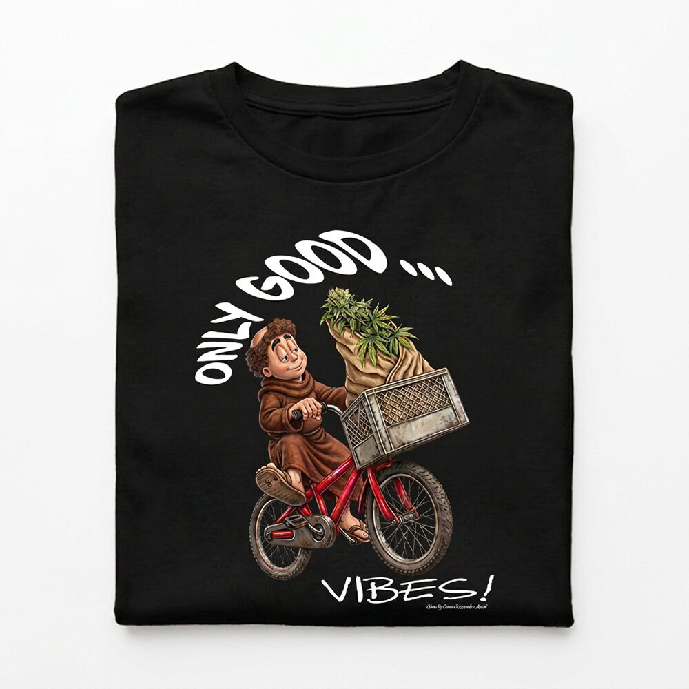 Una T-Shirt in cotone organico certificato che nasce per ridefinire il concetto di stile naturale attraverso una grafica ricca di sfumature, nata direttamente dalla nostra matita nel cuore di Assisi. L'illustrazione originale, protetta da copyright, mostra il nostro simpatico fraticello-avatar (l'alter ego di Giuliano!) che pedala spensierato trasportando un ricco carico di piante di canapa, simbolo indiscusso di benessere e di armonia con la terra.