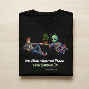 t-shirt artistica con grafica particolare nera con alieno e ragazzo stile Creazione di Michelangelo con pianta di canapa