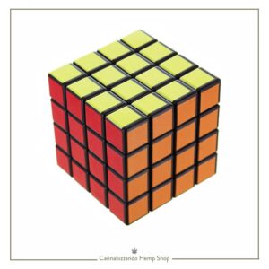 Grinder originale e di design a forma di cubo di rubik quattro per quattro su sfondo bianco